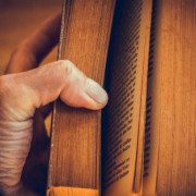 Atelier créatif : Création de marque-pages de Noël pour les seniors du territoire.